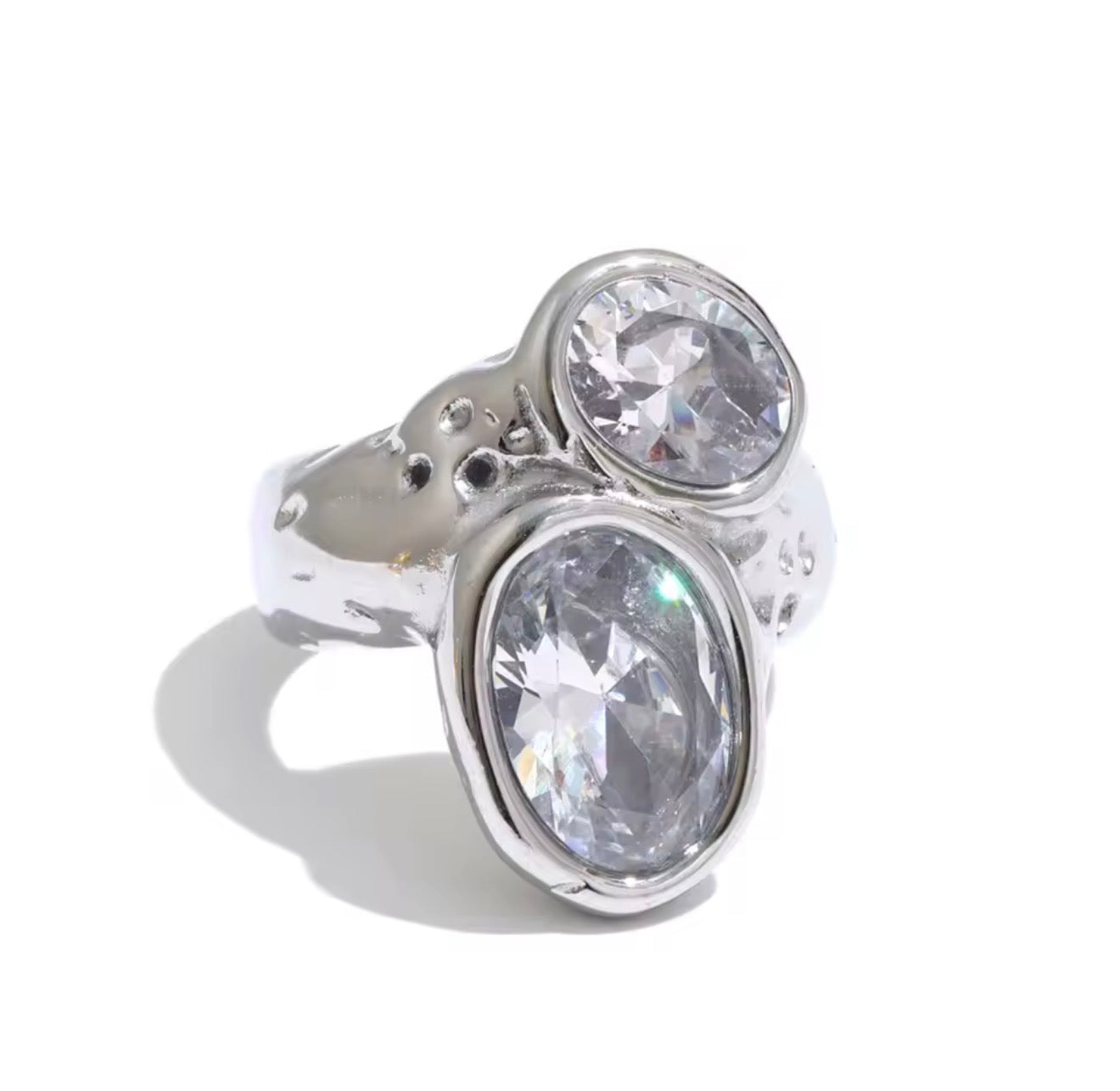 Anillo chunky irregular con cristales circulares plateado