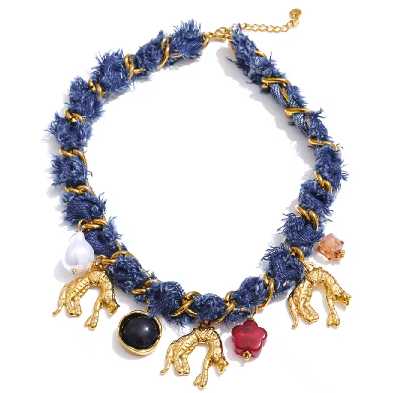 Collar de mezclilla con charms