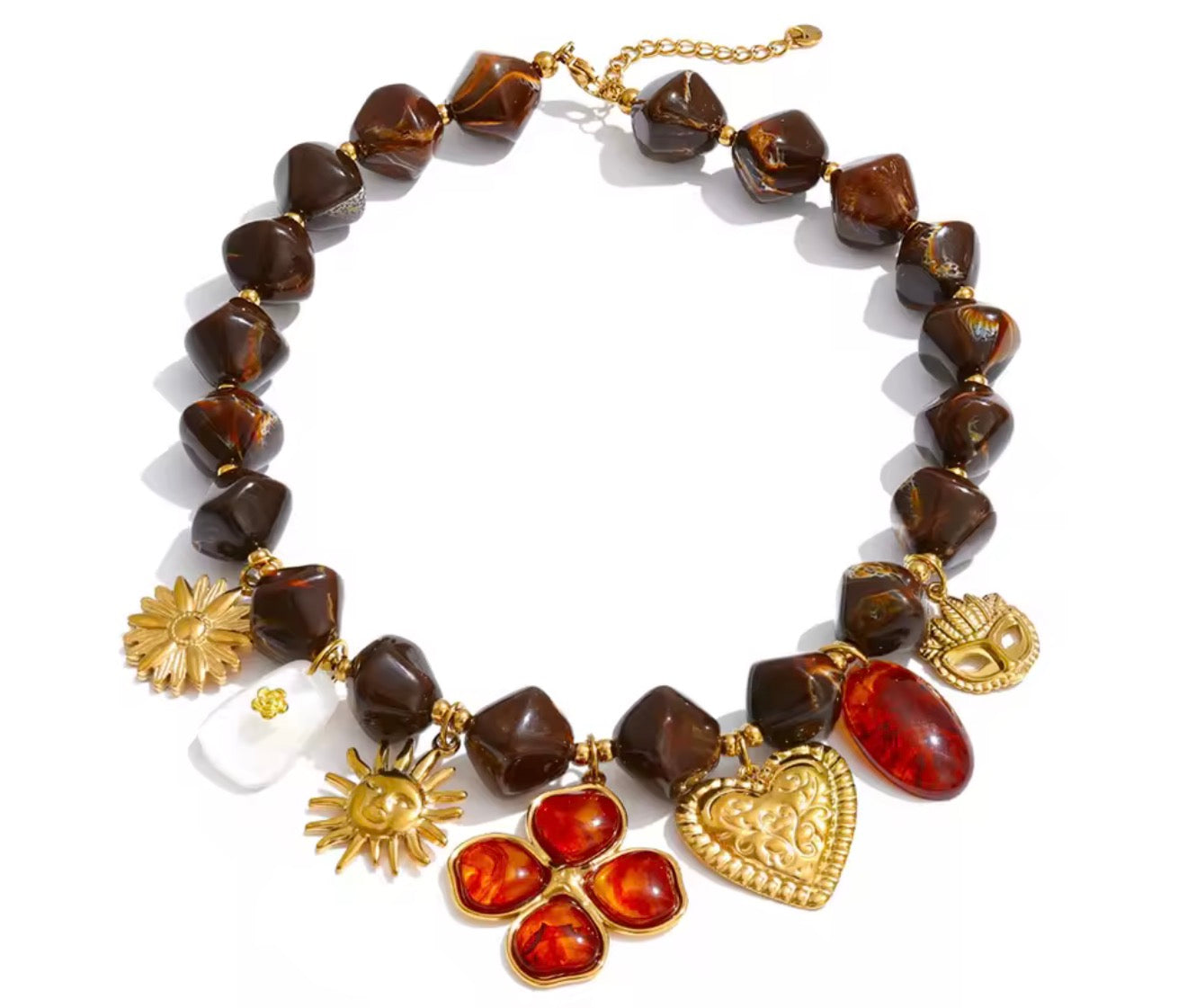 Collar cuentas de resina café con charms grandes