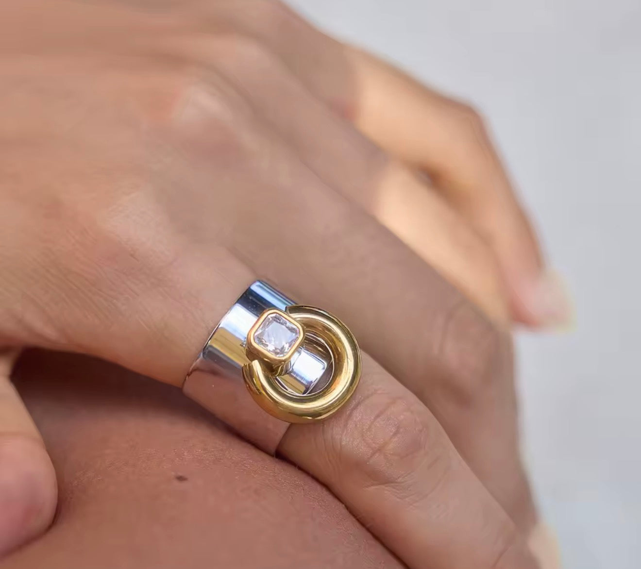 Anillo chunky con aro y Cristal central bicolor