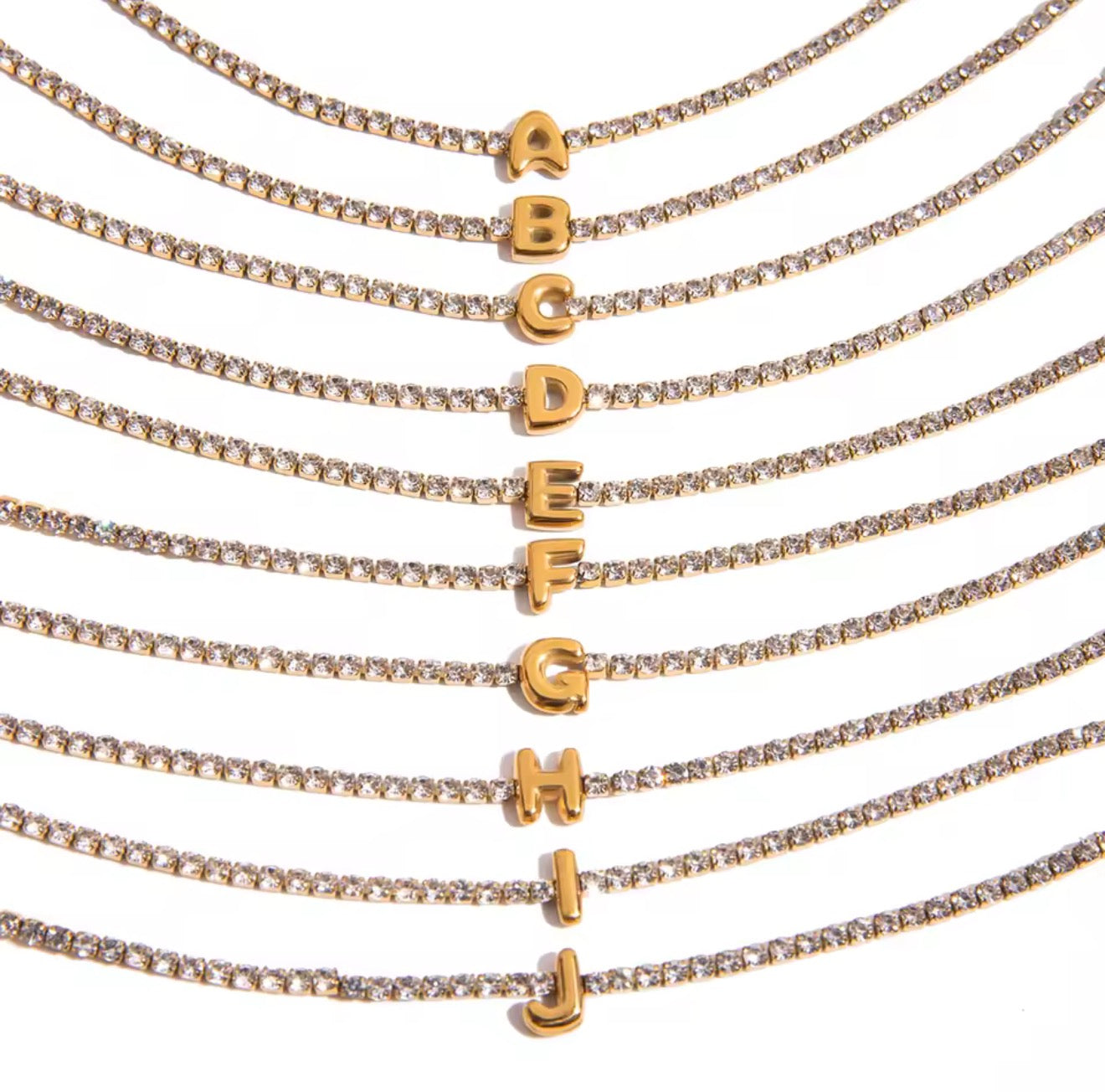 Brazalete de inicial con incrustaciones