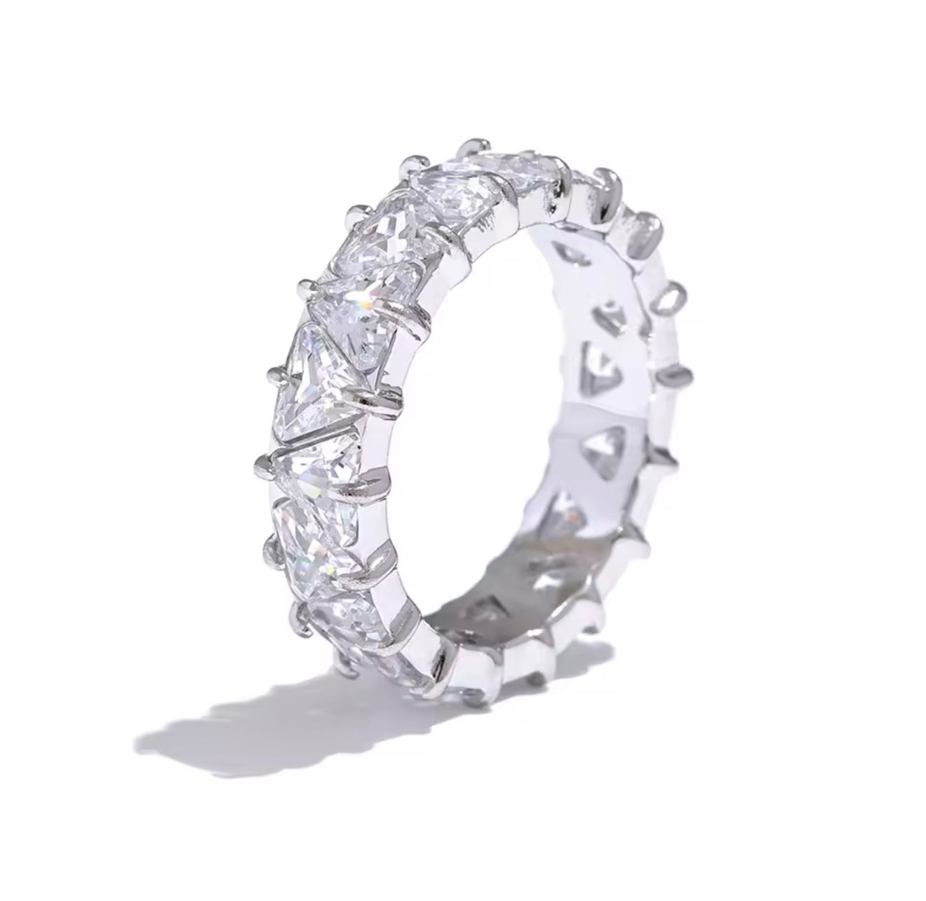 Anillo full cristales triangulares plateado