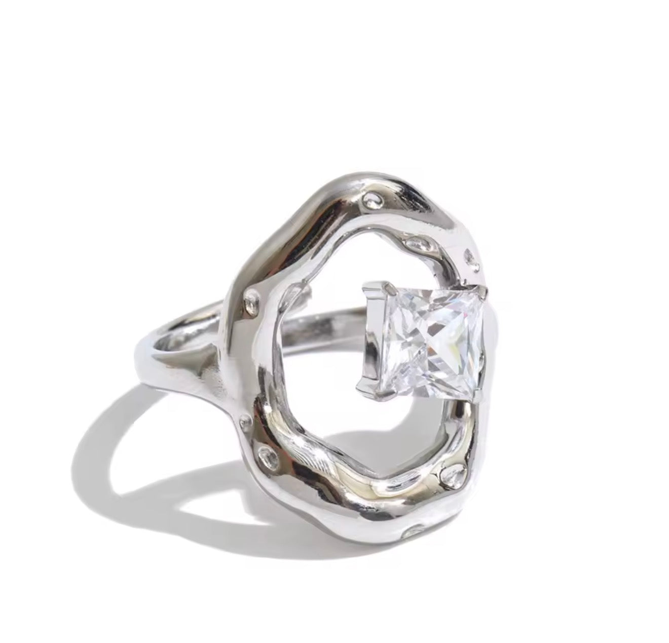 Anillo ajustable O irregular con cristal plateado