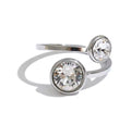 Anillo ajustable delgado irregular con cristales circulares plateado