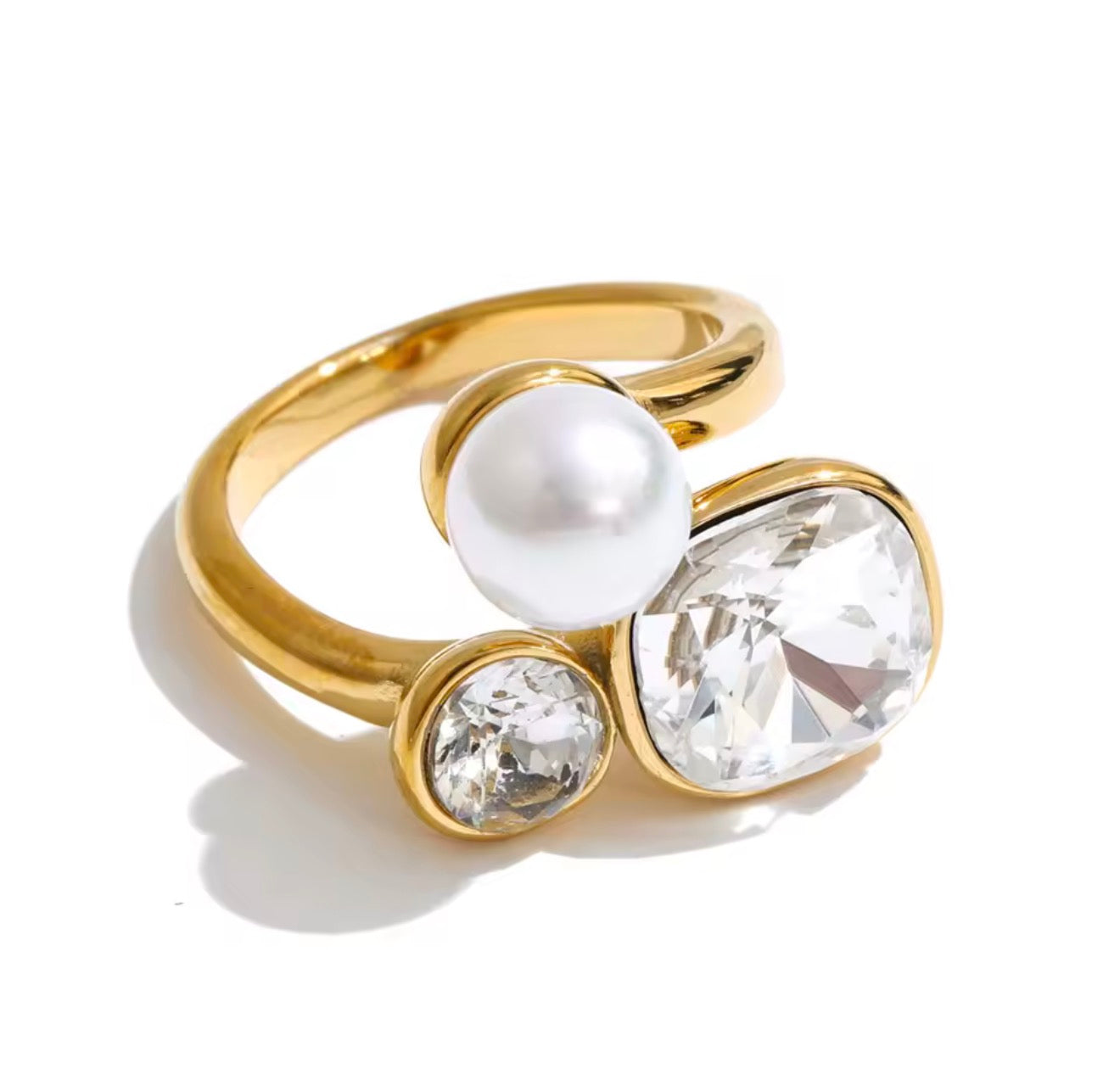 Anillo ajustable con cristales circulares y perla dorado