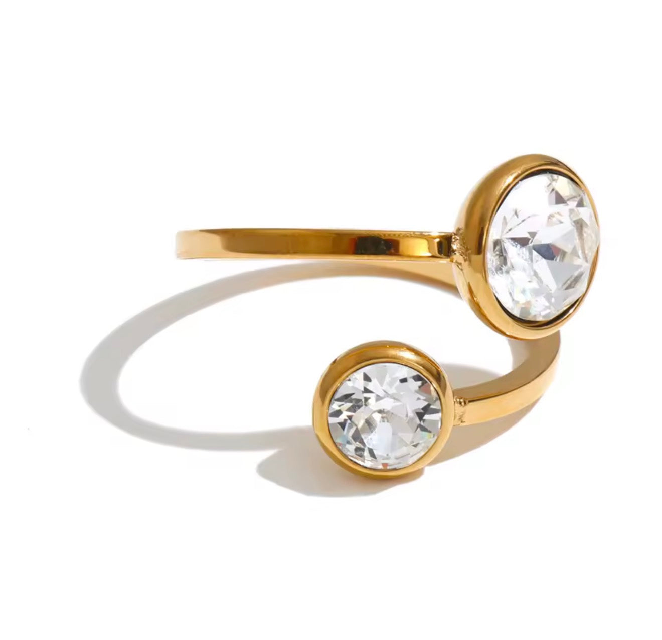 Anillo ajustable delgado irregular con cristales circulares dorado