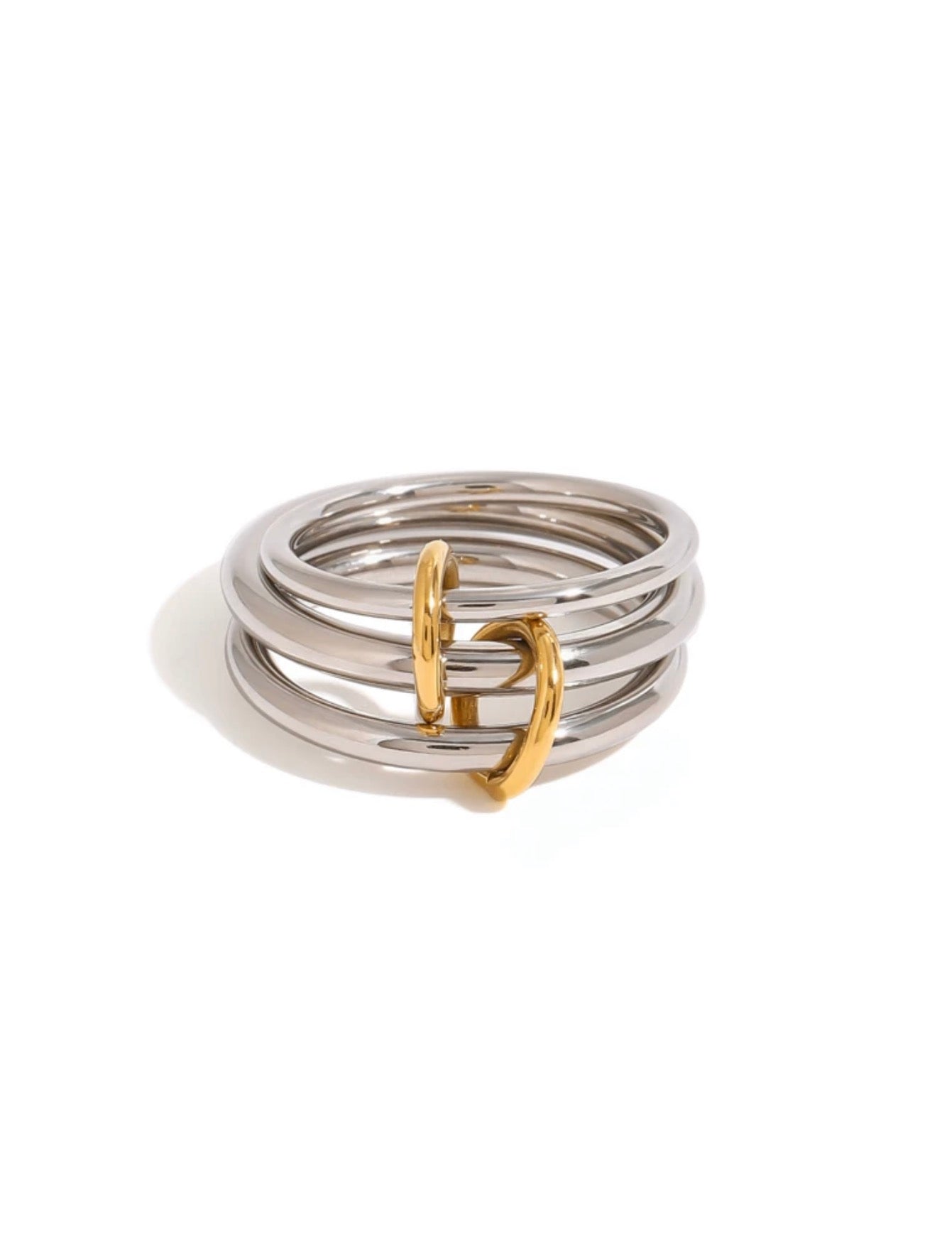 Trío de anillos con argollas doradas