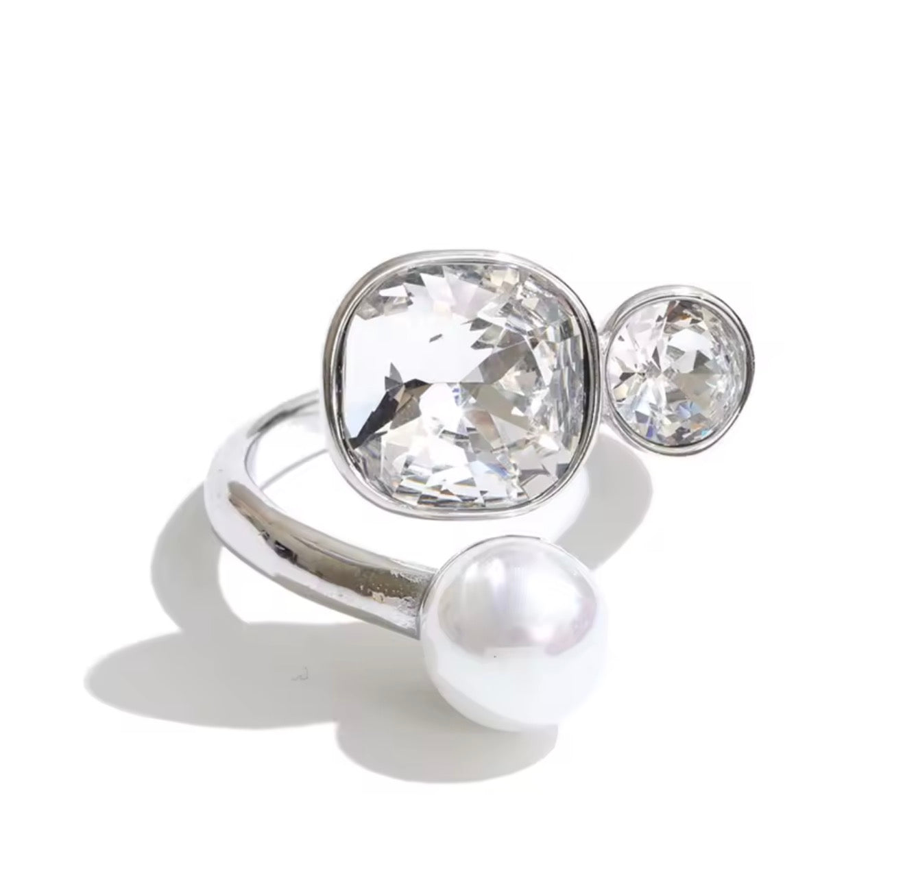 Anillo ajustable con cristales circulares y perla plateado