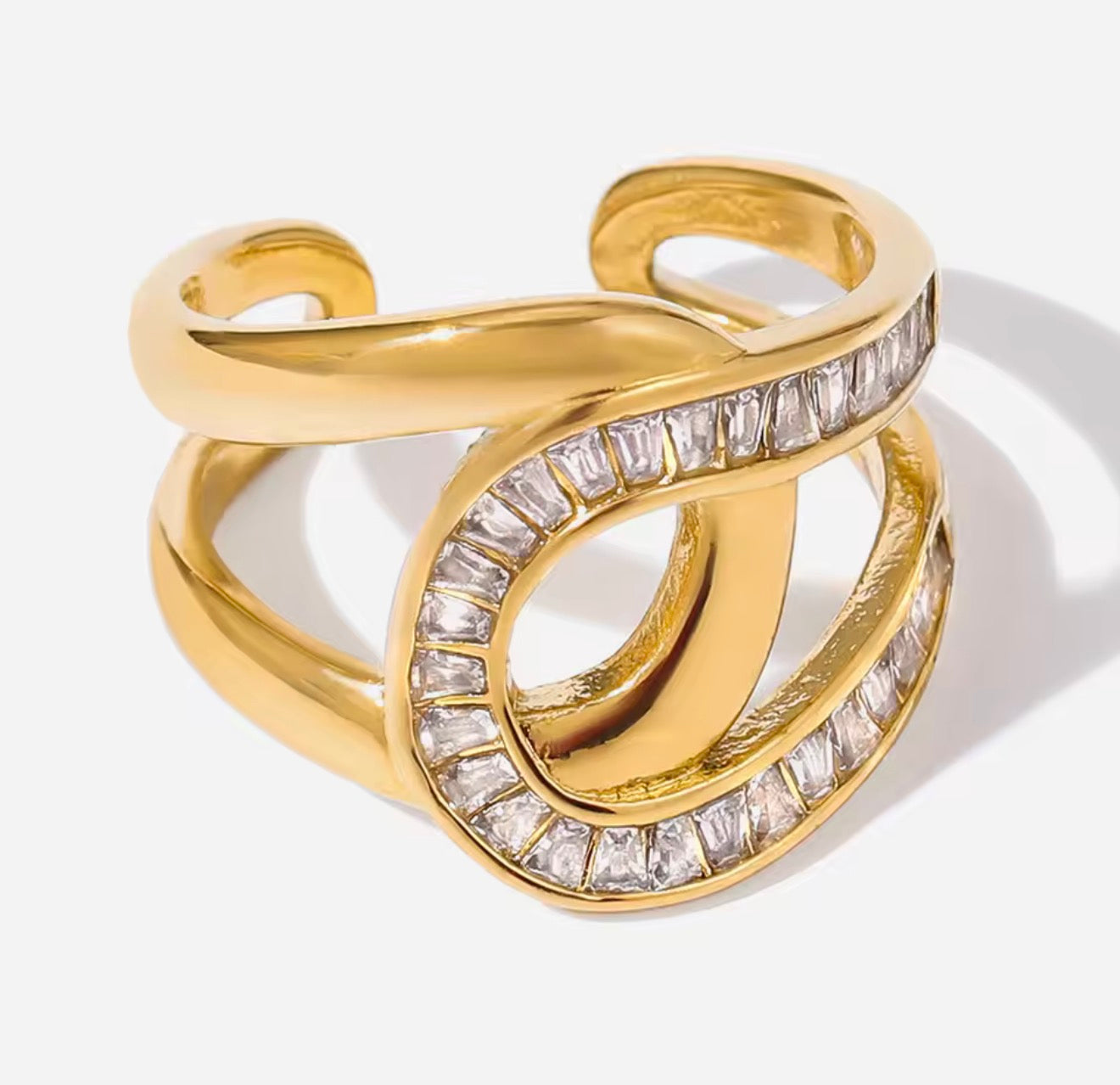 Anillo dorado enlazado chunky con cristales