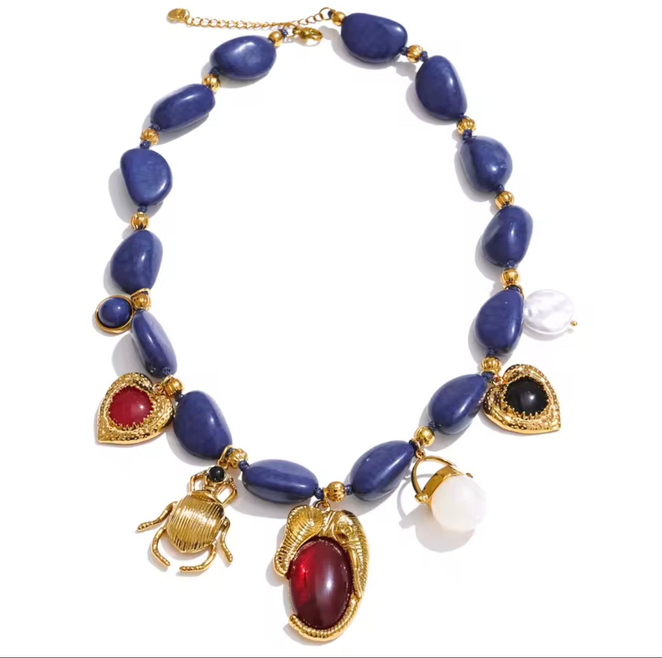 Collar de piedras azules y dijes grandes