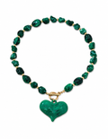 Collar de cuentas con corazón colgante verde