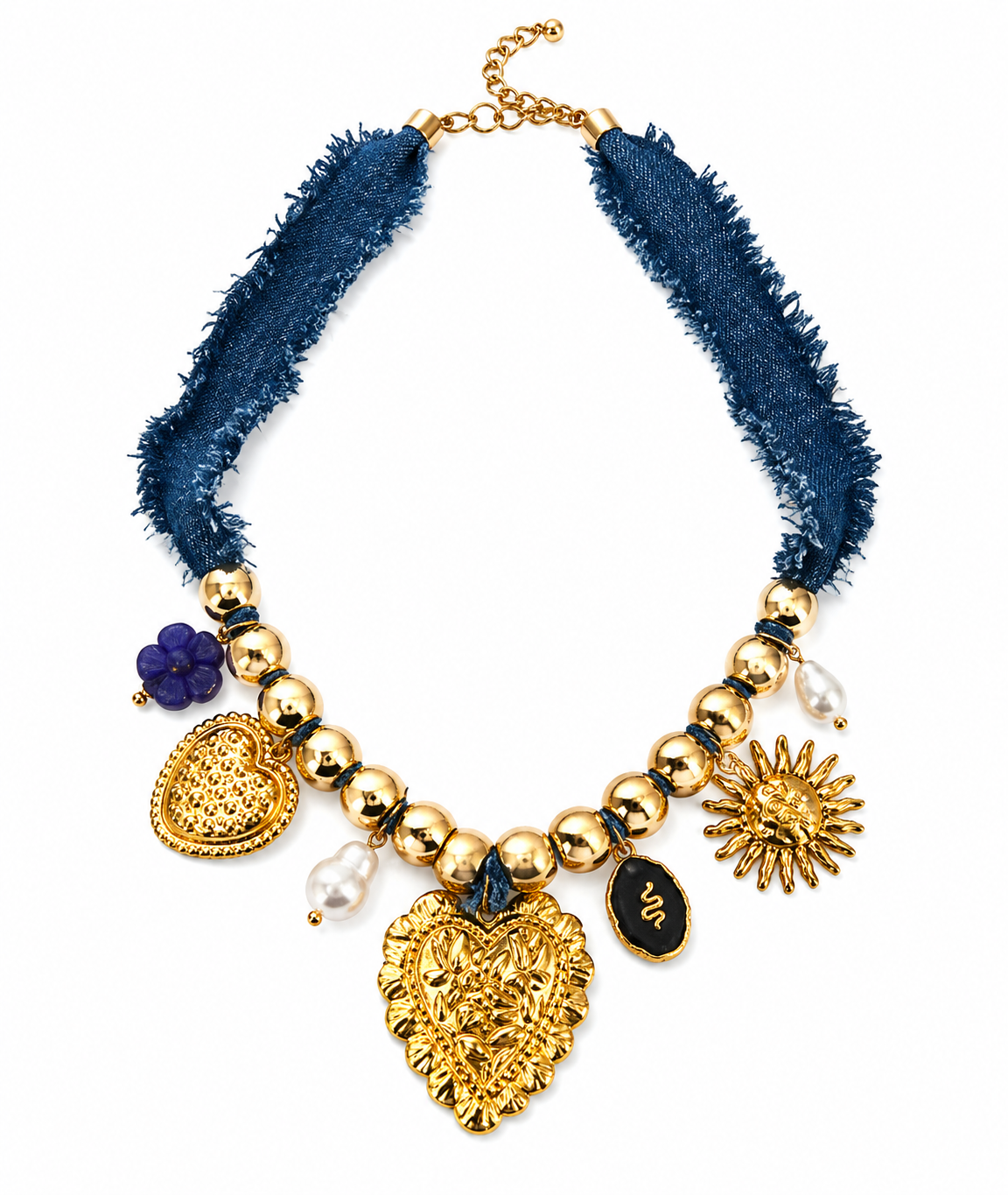 Collar de mezclilla con dijes chunky