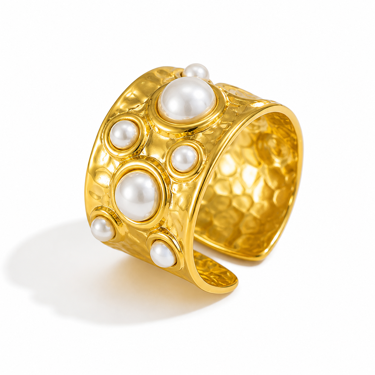 Anillo grueso con textura y perlas